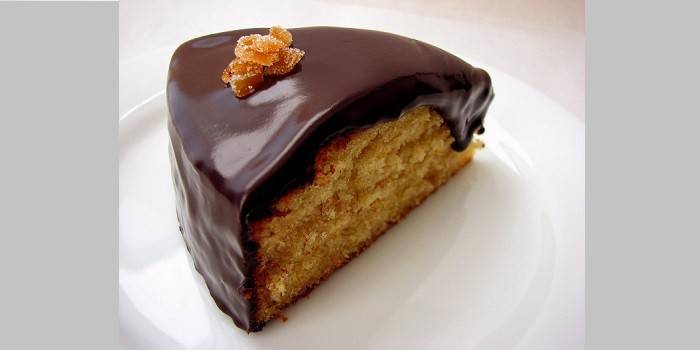 Кусочек торта из коржей на кефире с шоколадной глазурью