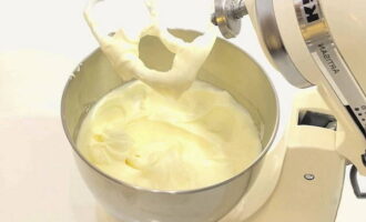Время взбивания крема составляет не менее 2 минут. Взбитый крем должен получиться однородным, пышным и воздушным.