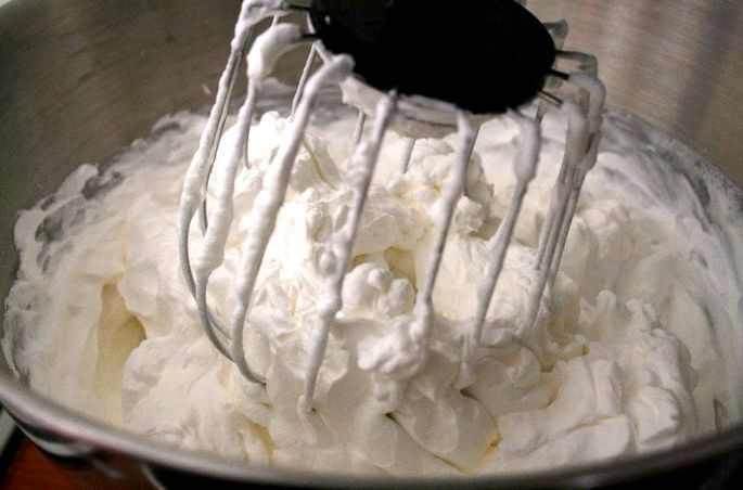 Крем для торта из маскарпоне и сливок пену, аккуратно смешиваем