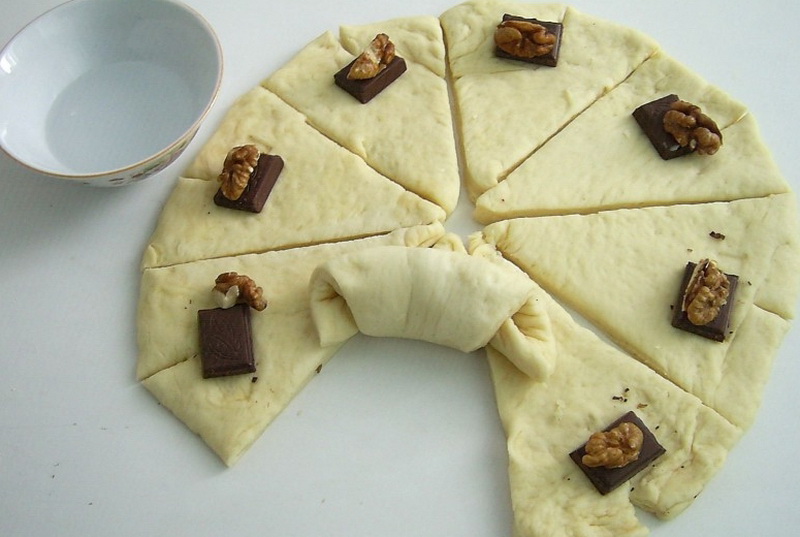 Круасаны из слоеного теста с шоколадом в духовке рецепт с фото