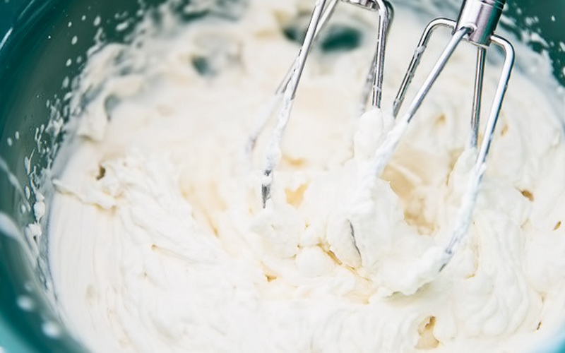 Взбитые сливки мягкие пики. Как взбить сливки 20 процентов в густую. Как взбить сливки 20 процентов в густую. Как взбить сливки 20 процентов в густую. Взбить 20 процентные сливки.