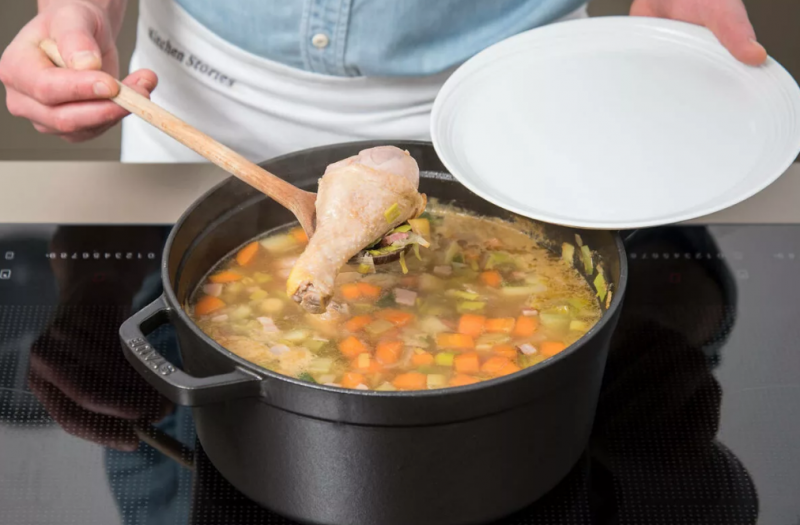 Курица в луке в кастрюле. Суп в кастрюле. Суп в сотейнике. Куриный супчик в кастрюле. Кастрюлька с супом.